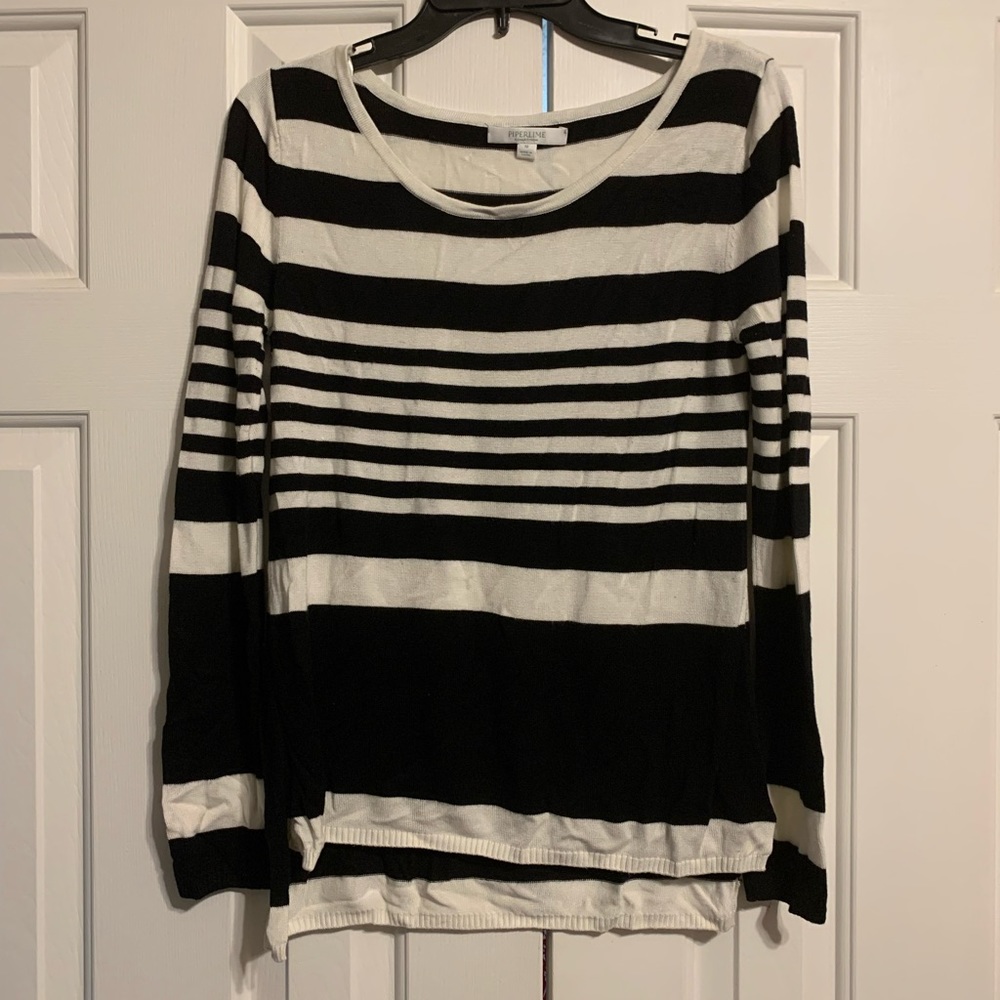 Woman’s sweater sz Medium